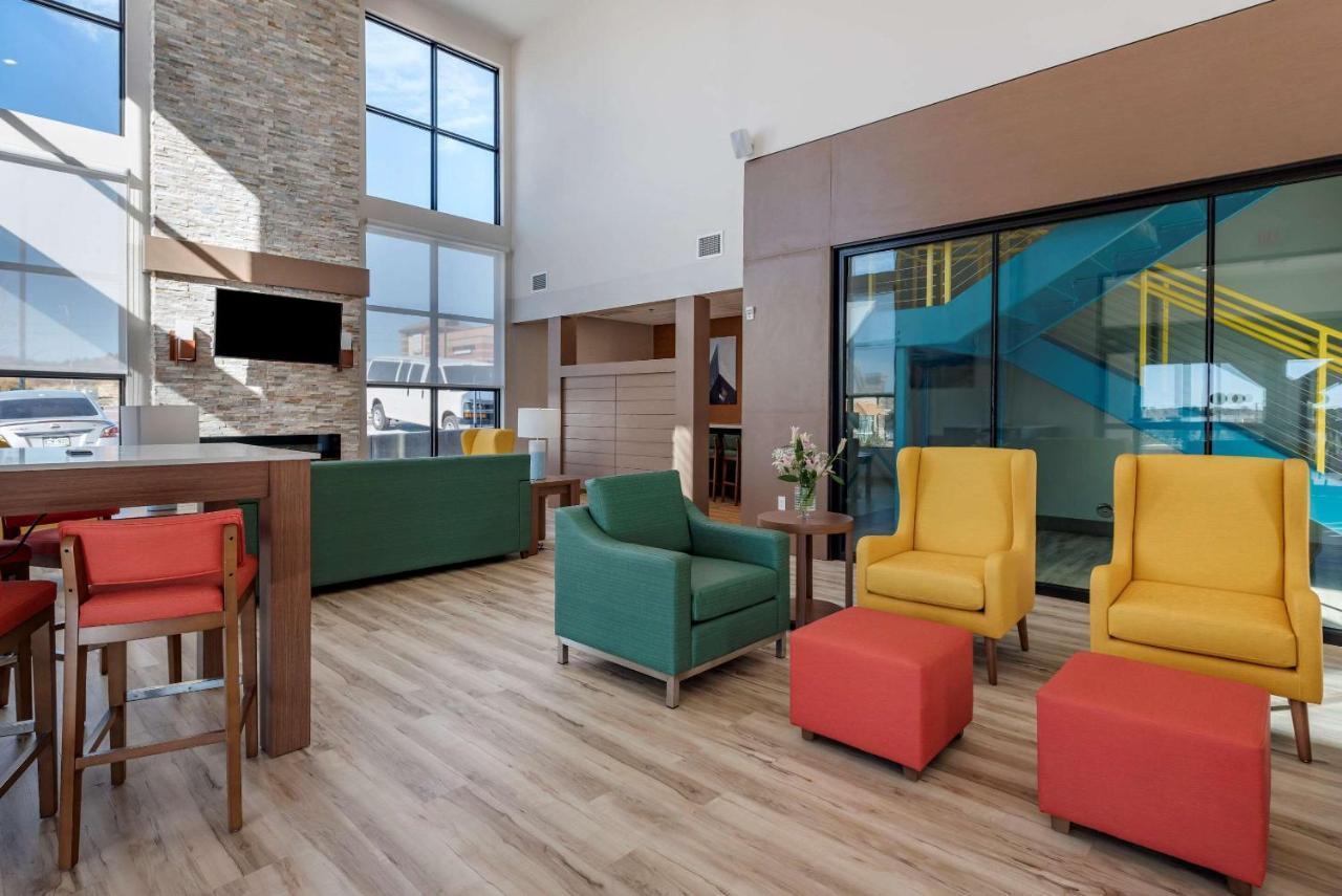 Comfort Suites Colorado Springs East - Medical Center Area Exterior photo